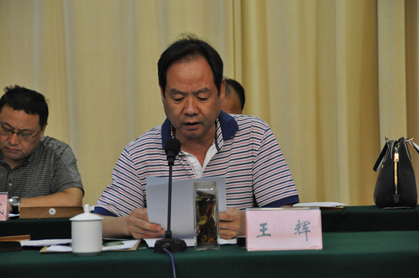 市住建委助理調研員王輝宣讀臥龍杯獲獎名單